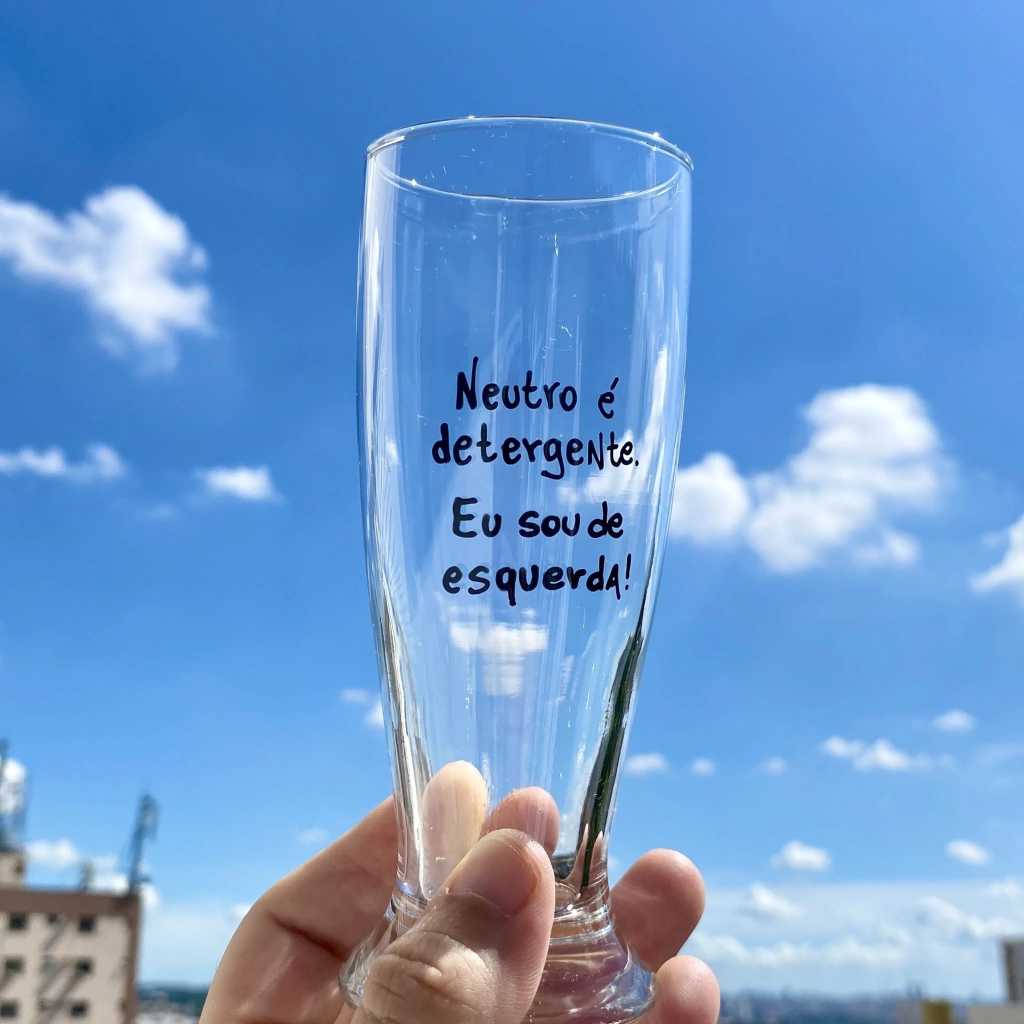 Copo tulipa "Neutro é detergente, eu sou de esquerda"