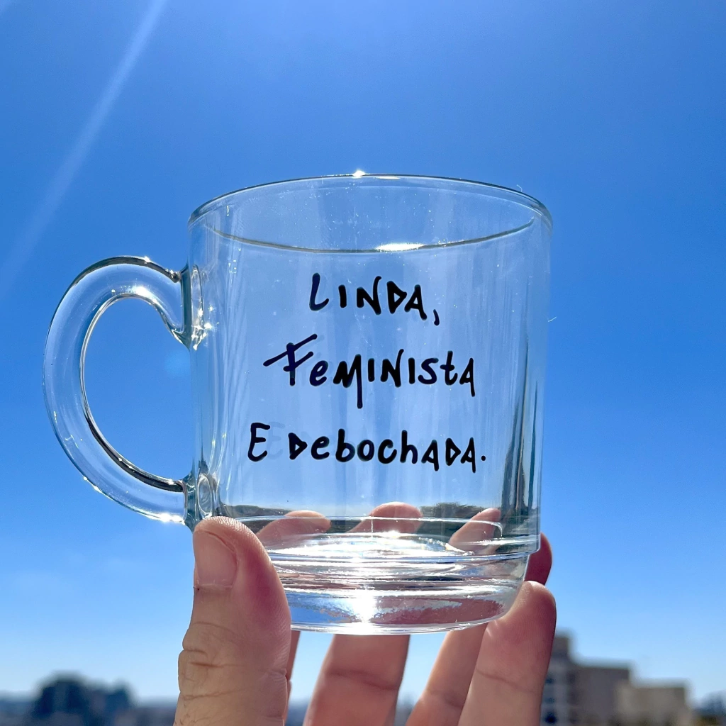 Caneca de chá "Linda, feminista e debochada"