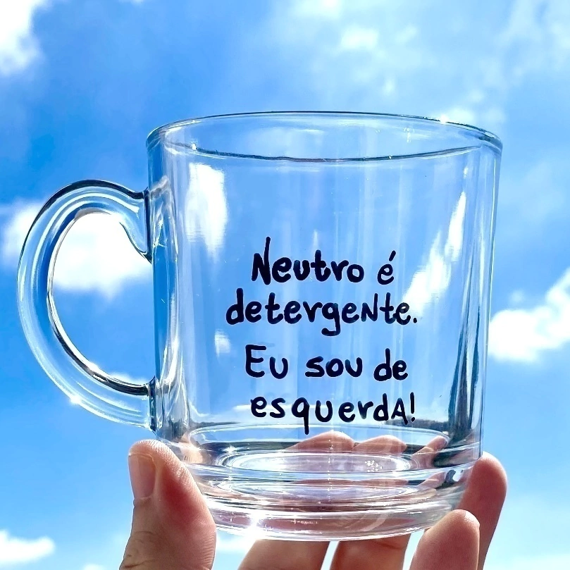 Caneca de chá "Neutro é detergente, eu sou de esquerda"