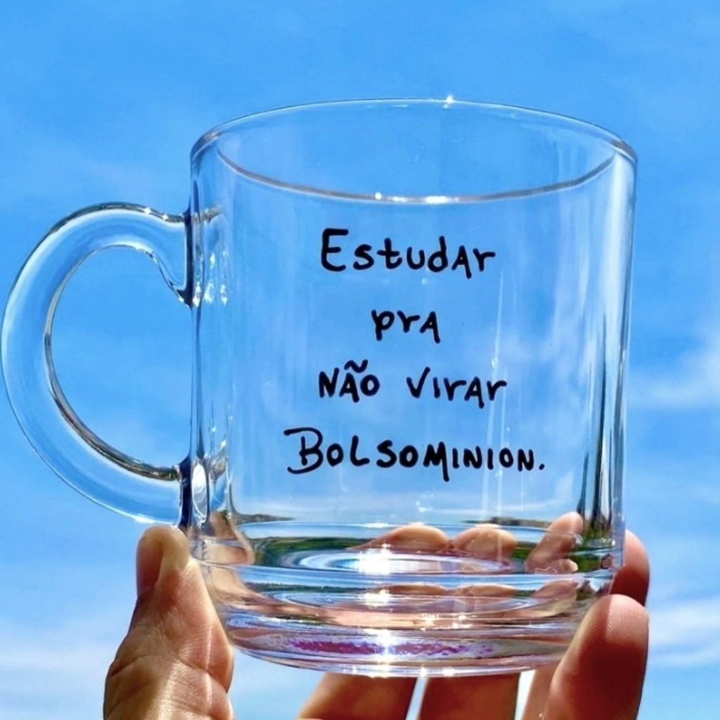 Caneca de chá "Estudar pra não virar bolsominion"