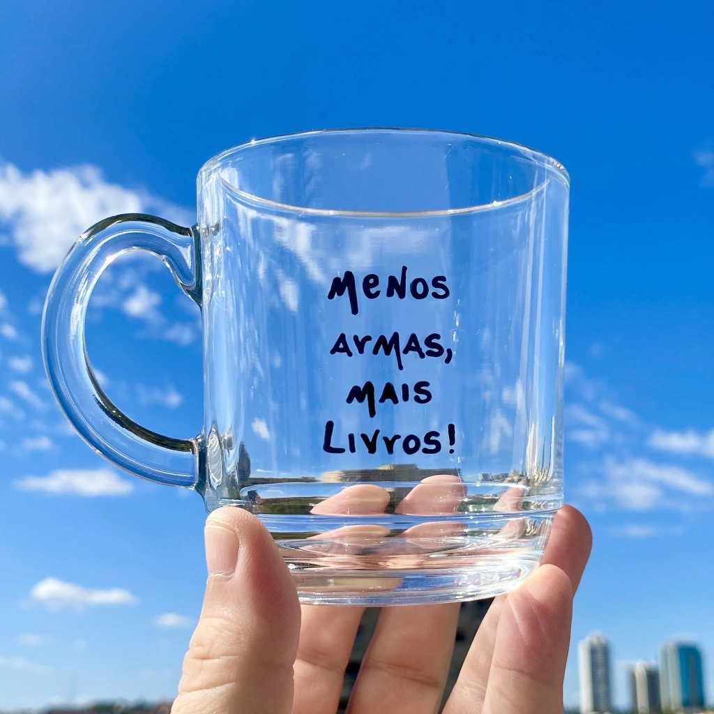 Caneca de chá "Menos armas, mais livros"