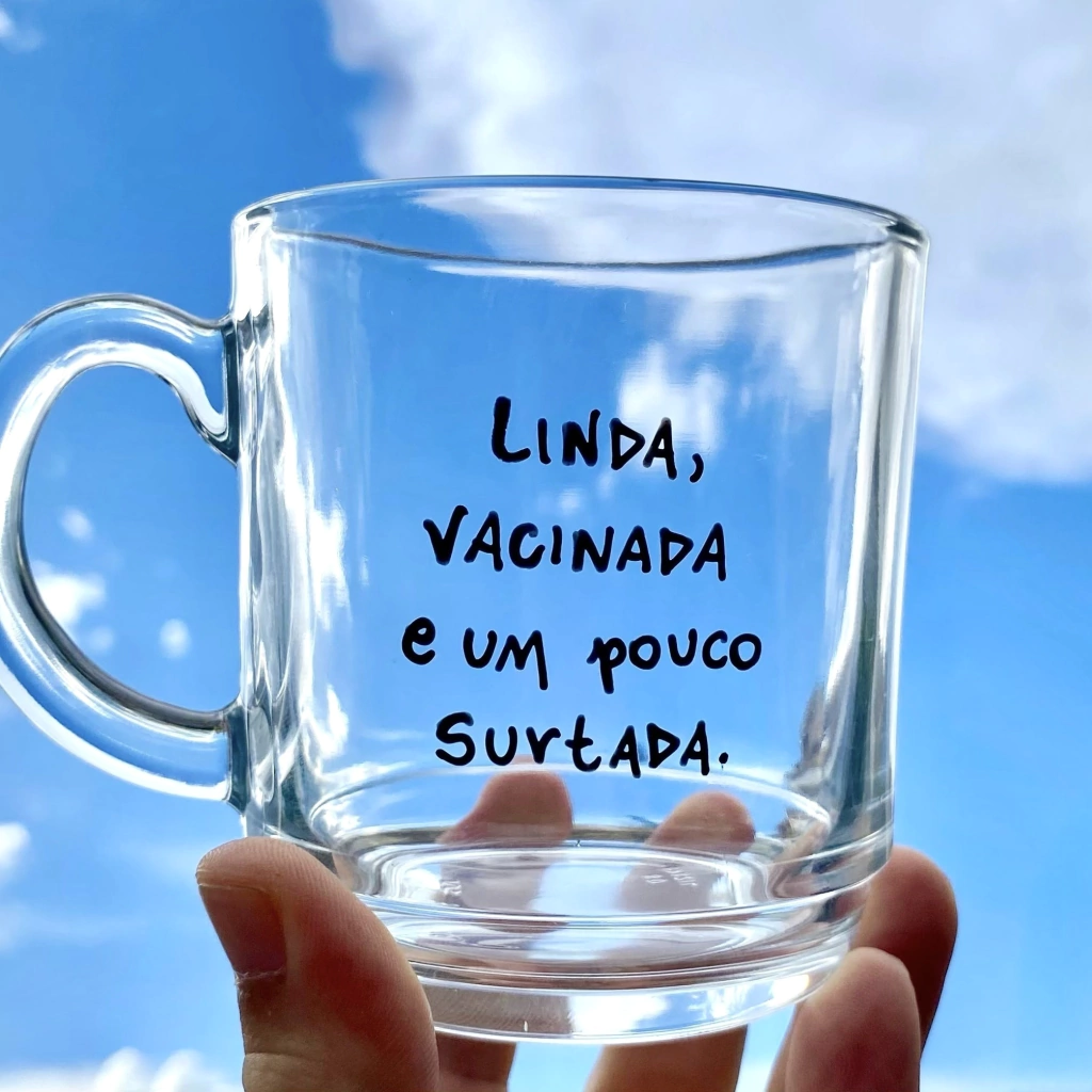 Caneca de chá "Linda, vacinada e um pouco surtada"