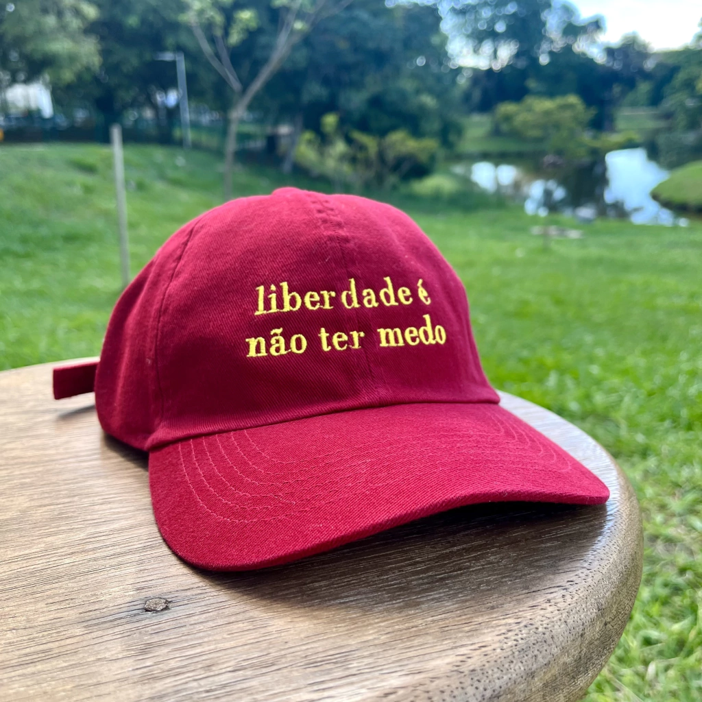 Boné "Liberdade é não ter medo" (vermelho)