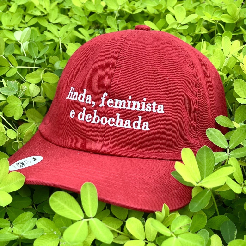 Boné "Linda, feminista e debochada"