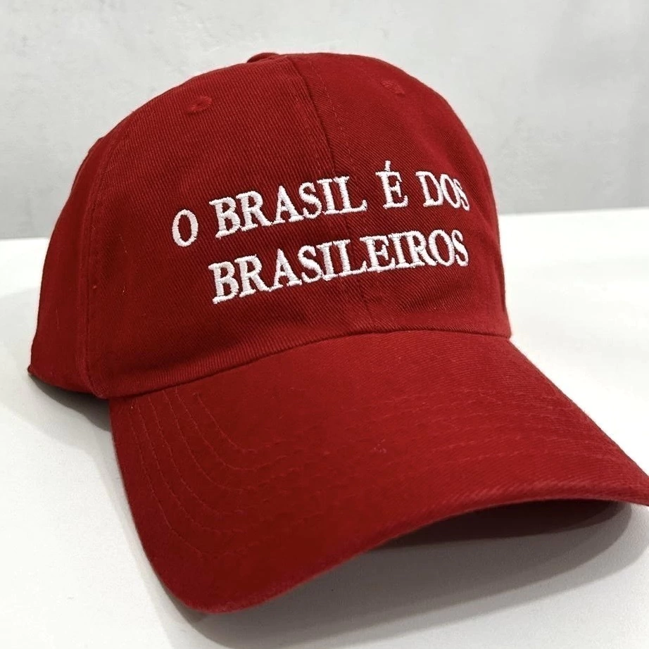 Boné "O Brasil é dos brasileiros" (vermelho)