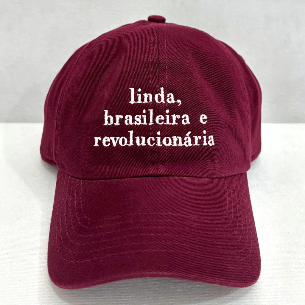 Boné "Linda, brasileira e revolucionária" (vinho)