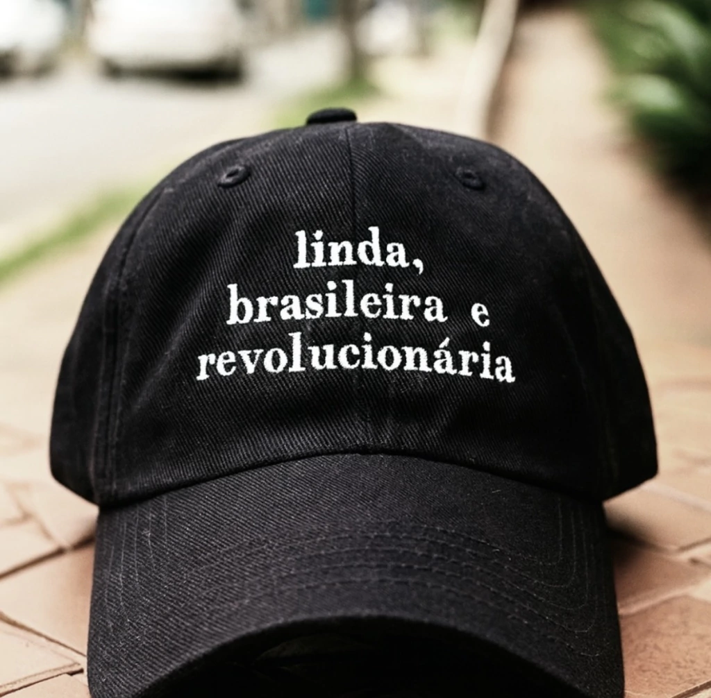 Boné "Linda, brasileira e revolucionária" (preto)