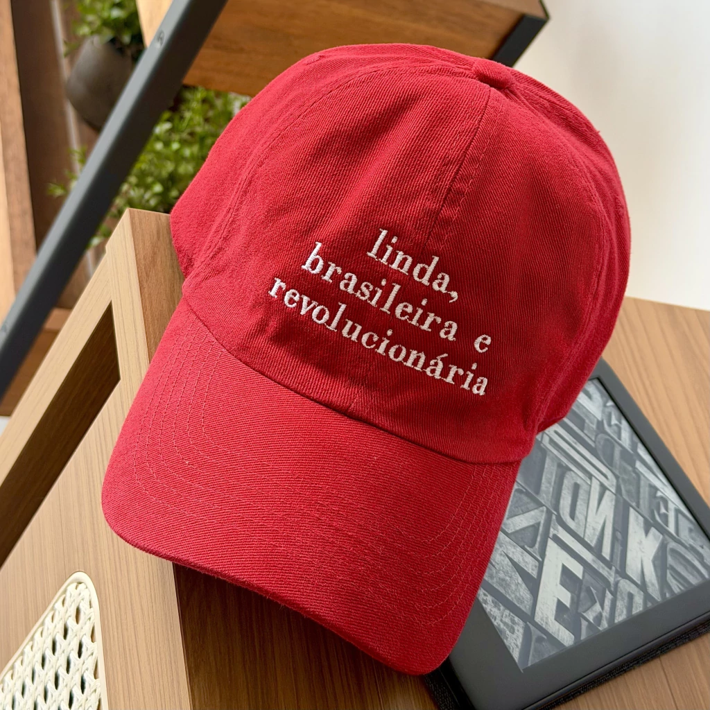 Boné "Linda, brasileira e revolucionária" (vermelho)