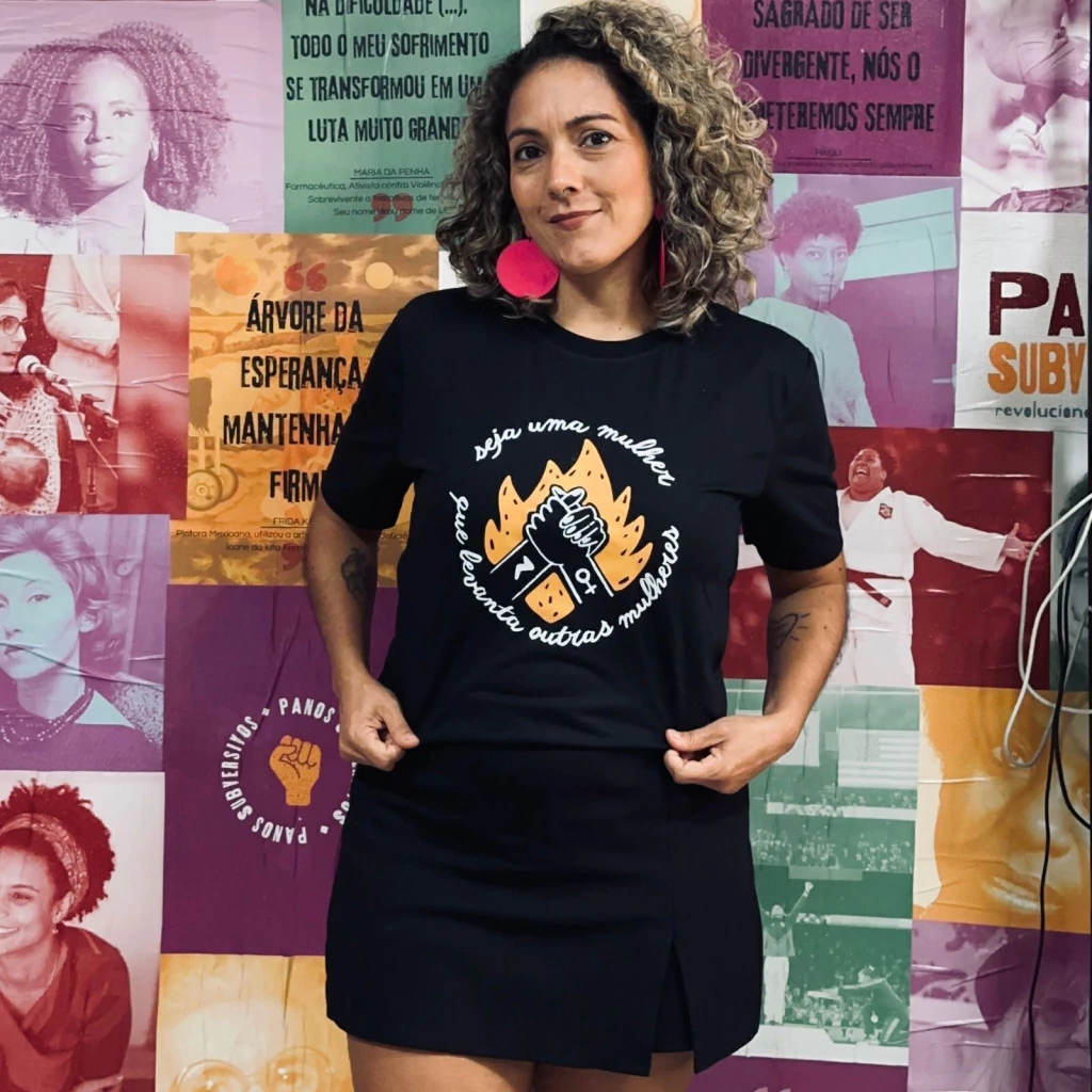 CAMISETA - SEJA UMA MULHER QUE LEVANTA OUTRAS