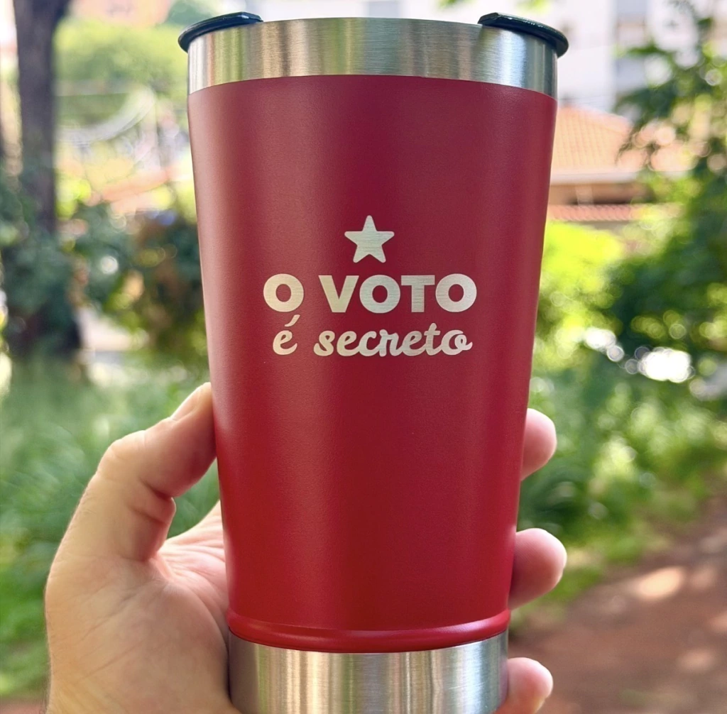 Copo térmico "O voto é secreto" - vermelho (470ml)